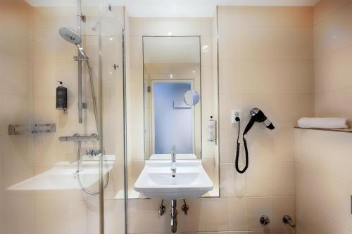 Habitación Individual Estándar del hotel Premier Inn Stuttgart Bad Cannstatt. Foto 2