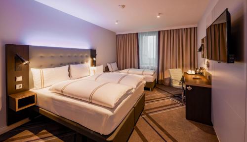 Habitación Cuádruple Estándar del hotel Premier Inn Stuttgart Bad Cannstatt. Foto 6