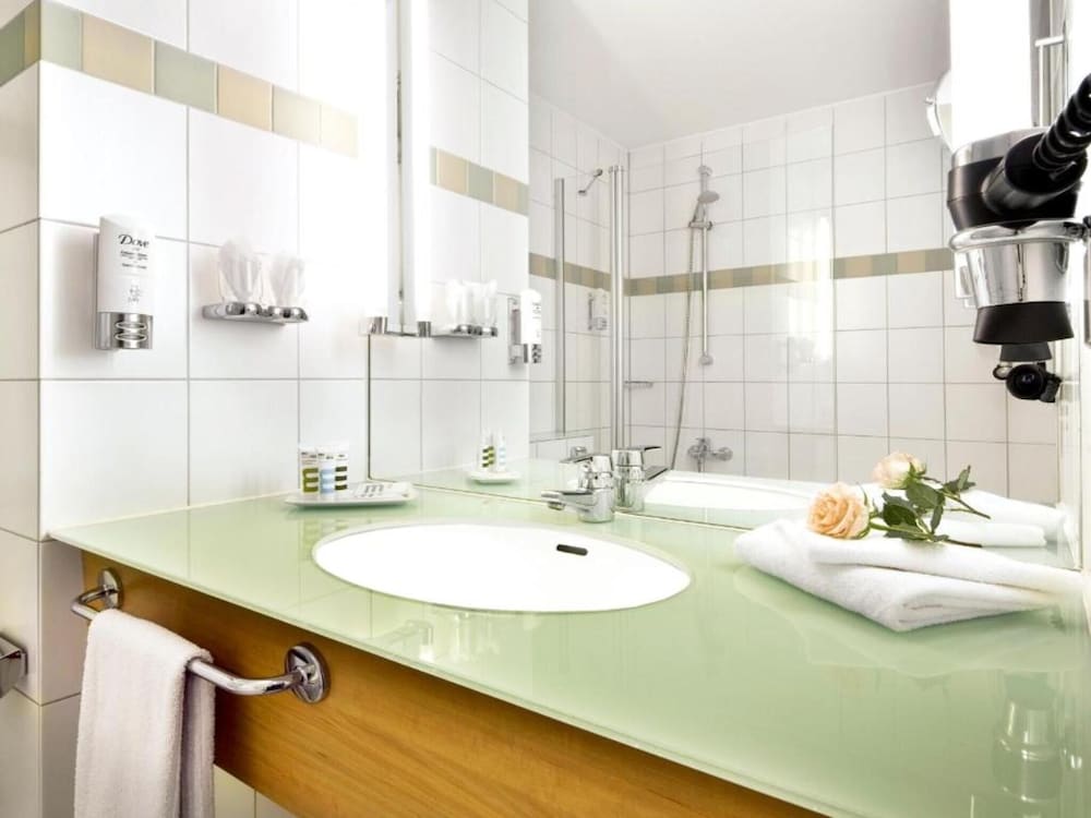 Habitación estándar con cama king o dos camas individuales del hotel Mercure Dortmund City. Foto 3