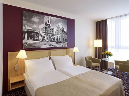Habitación Privilege con cama king del hotel Mercure Dortmund City. Foto 1