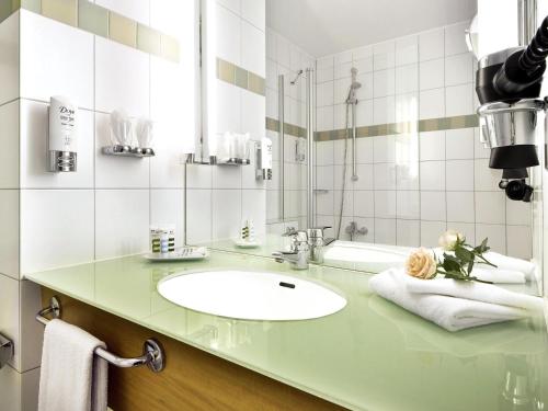 Habitación Privilege con cama king del hotel Mercure Dortmund City. Foto 2