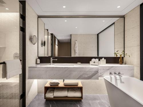 Swiss Executive Suite with one King - size bed, Lounge Access del hotel Swissôtel Beijing Hong Kong Macau Center
