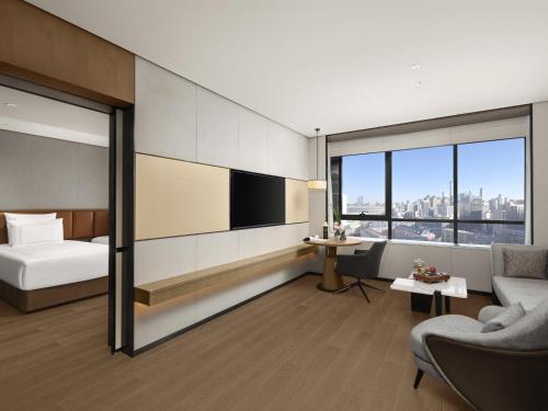 Swiss Executive Suite with one King - size bed, Lounge Access del hotel Swissôtel Beijing Hong Kong Macau Center. Foto 2