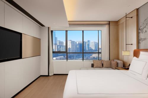Swiss Executive Suite with one King - size bed, Lounge Access del hotel Swissôtel Beijing Hong Kong Macau Center. Foto 4