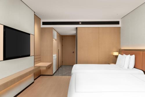 Habitación Premier con 2 camas individuales del hotel Swissôtel Beijing Hong Kong Macau Center. Foto 8