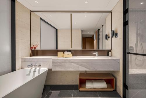 Premier King suite with Lounge Access del hotel Swissôtel Beijing Hong Kong Macau Center. Foto 4