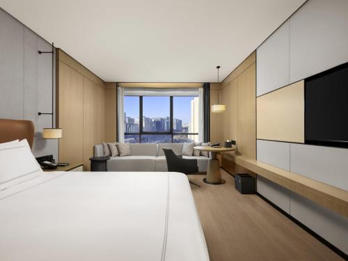 Habitación Select Suiza con cama extragrande del hotel Swissôtel Beijing Hong Kong Macau Center
