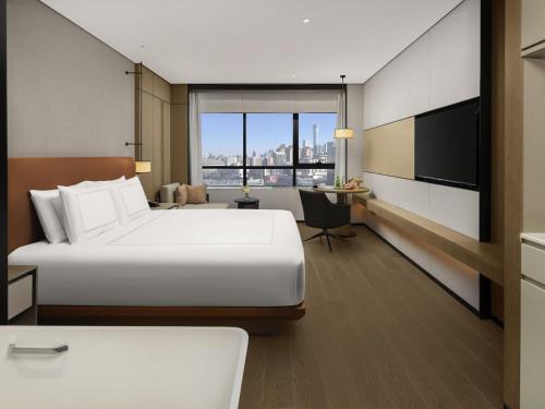 Habitación Select Suiza con cama extragrande del hotel Swissôtel Beijing Hong Kong Macau Center. Foto 3