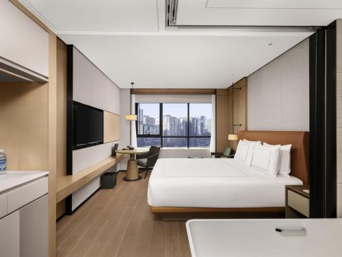 Habitación Select Suiza con cama extragrande del hotel Swissôtel Beijing Hong Kong Macau Center. Foto 5