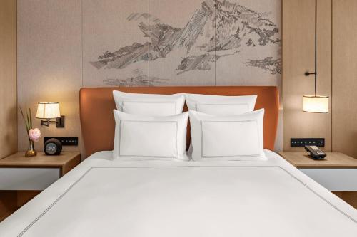 Habitación Select Suiza con cama extragrande del hotel Swissôtel Beijing Hong Kong Macau Center. Foto 7