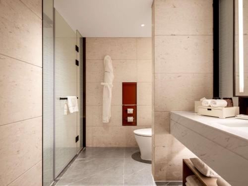 Habitación Doble Premier con cama extragrande del hotel Swissôtel Beijing Hong Kong Macau Center. Foto 1