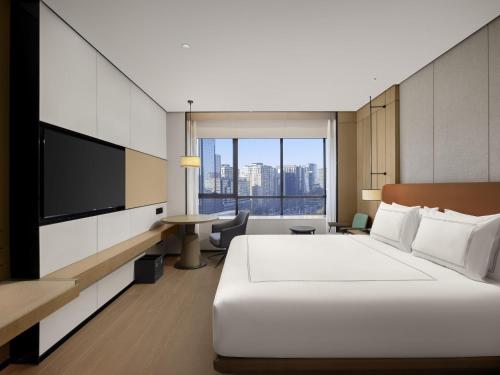 Habitación Swiss Advantage King - Planta alta - Cama extragrande del hotel Swissôtel Beijing Hong Kong Macau Center. Foto 2