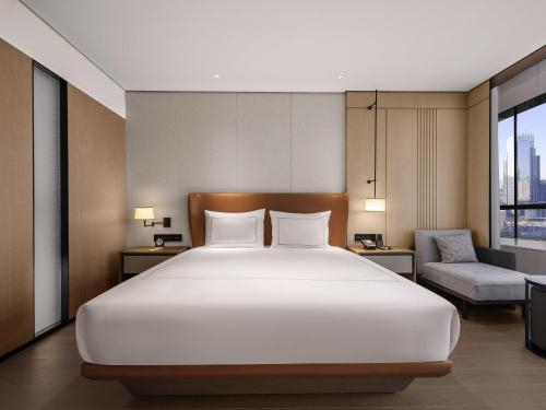 Habitación Swiss Advantage King - Planta alta - Cama extragrande del hotel Swissôtel Beijing Hong Kong Macau Center. Foto 3