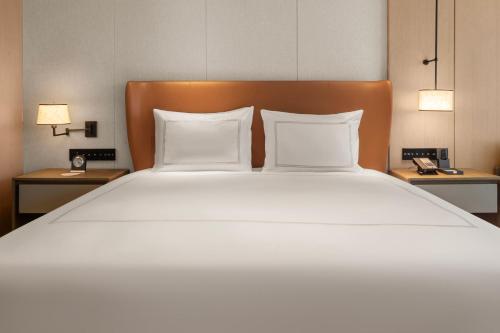 Habitación Swiss Advantage King - Planta alta - Cama extragrande del hotel Swissôtel Beijing Hong Kong Macau Center. Foto 4