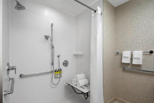 Habitación Doble Estándar con 2 camas grandes del hotel Holiday Inn Express and Suites Woodside LaGuardia Airport