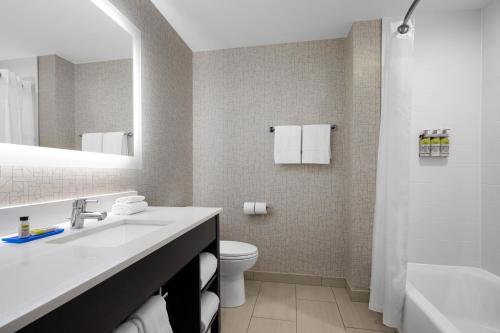 Habitación Doble Estándar con 2 camas grandes del hotel Holiday Inn Express and Suites Woodside LaGuardia Airport. Foto 1