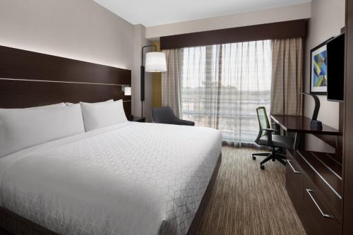 Habitación Estándar - Cama extragrande del hotel Holiday Inn Express and Suites Woodside LaGuardia Airport. Foto 3