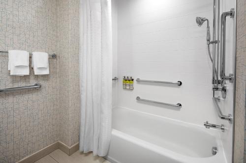 Habitación Estándar con bañera adaptada para personas con discapacidad - 2 camas grandes del hotel Holiday Inn Express and Suites Woodside LaGuardia Airport