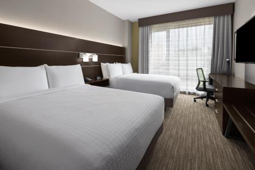 Habitación Estándar con bañera adaptada para personas con discapacidad - 2 camas grandes del hotel Holiday Inn Express and Suites Woodside LaGuardia Airport. Foto 1