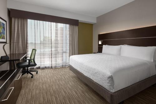 Habitación adaptada para personas con discapacidad auditiva con cama extragrande - no fumadores del hotel Holiday Inn Express and Suites Woodside LaGuardia Airport. Foto 1