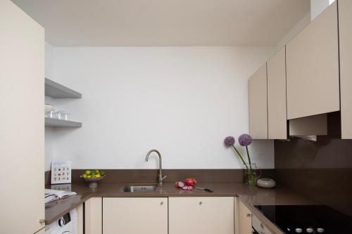 Original Apartment - 1 Bedroom - Balcony - Kitchen del hotel Bob W Tower Hill Residences. Foto 6