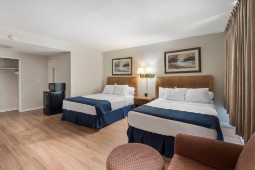 Habitación adaptada para personas con movilidad reducida - Cama grande del hotel Americas Best Value Inn Painted Post. Foto 3
