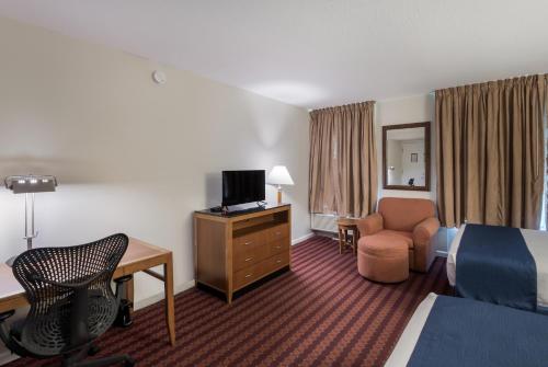 Habitación con cama grande del hotel Americas Best Value Inn Painted Post