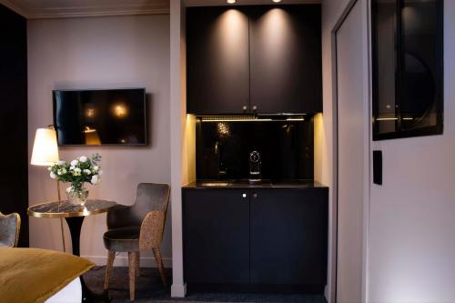 Habitación Deluxe con balcón y vistas a la Torre Eiffel del hotel Rayz Eiffel. Foto 4