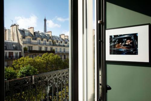 Habitación Deluxe con balcón y vistas a la Torre Eiffel del hotel Rayz Eiffel. Foto 8