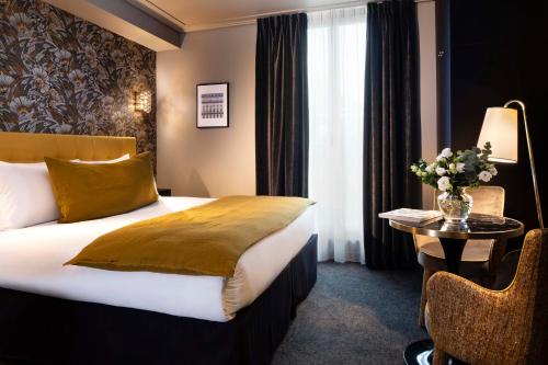 Habitación Deluxe con balcón y vistas a la Torre Eiffel del hotel Rayz Eiffel. Foto 9