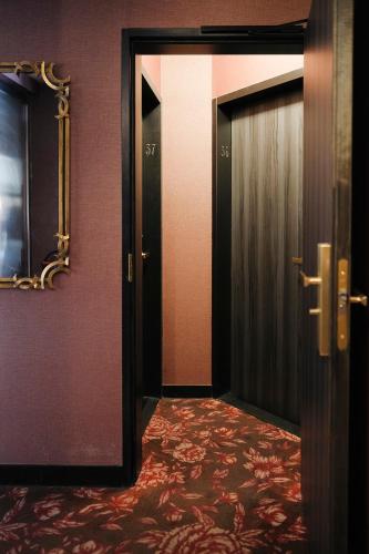 Dos habitaciones Deluxe comunicadas con balcón del hotel Rayz Eiffel. Foto 3