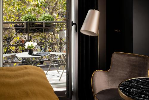 Dos habitaciones Deluxe comunicadas con balcón del hotel Rayz Eiffel. Foto 4