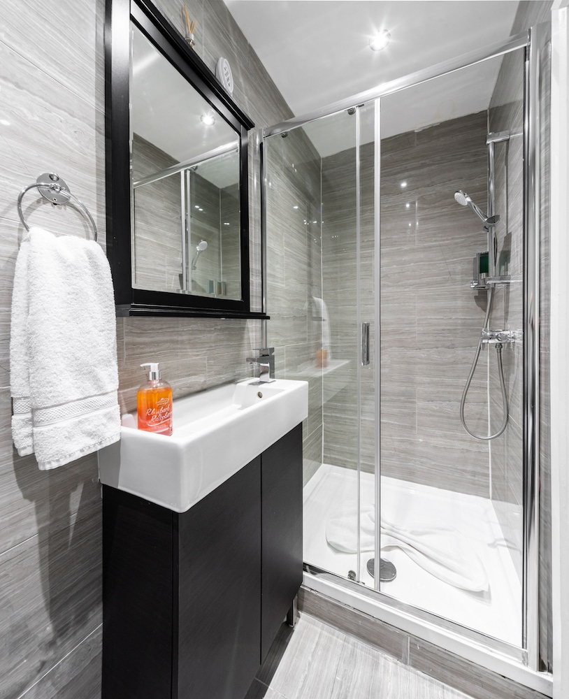 Habitación triple Confort, baño privado del hotel Vilenza. Foto 3