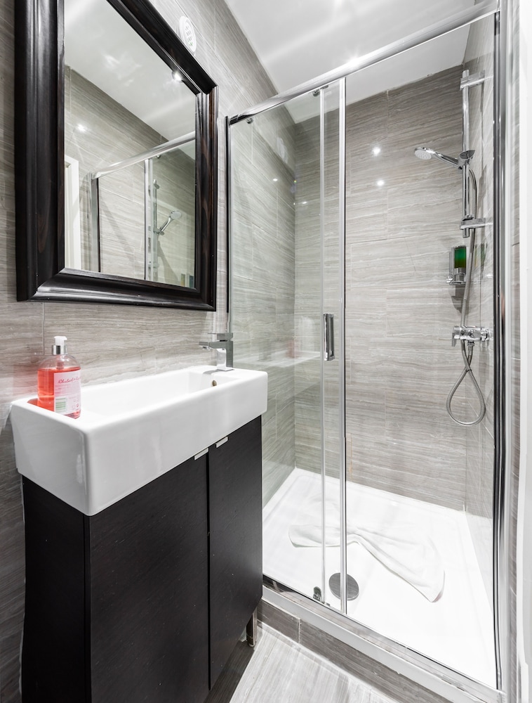 Habitación triple Confort, baño privado del hotel Vilenza. Foto 8