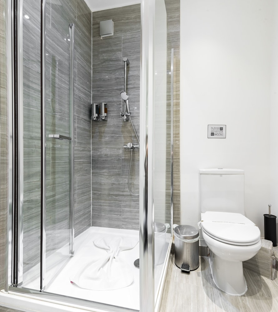 Habitación triple Confort, baño privado del hotel Vilenza. Foto 26