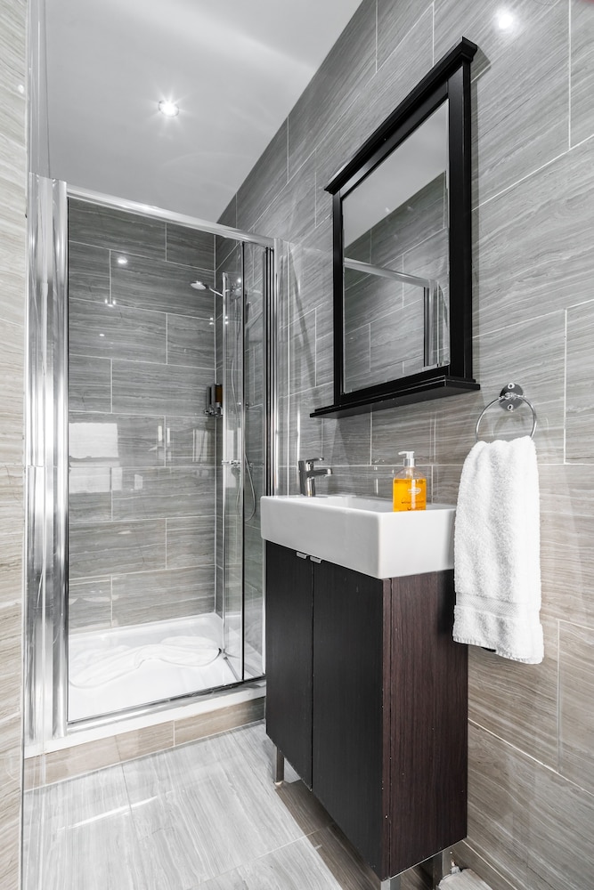 Habitación triple Confort, baño privado del hotel Vilenza. Foto 33