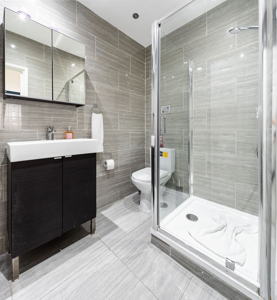 Habitación cuádruple Confort, baño privado del hotel Vilenza. Foto 2