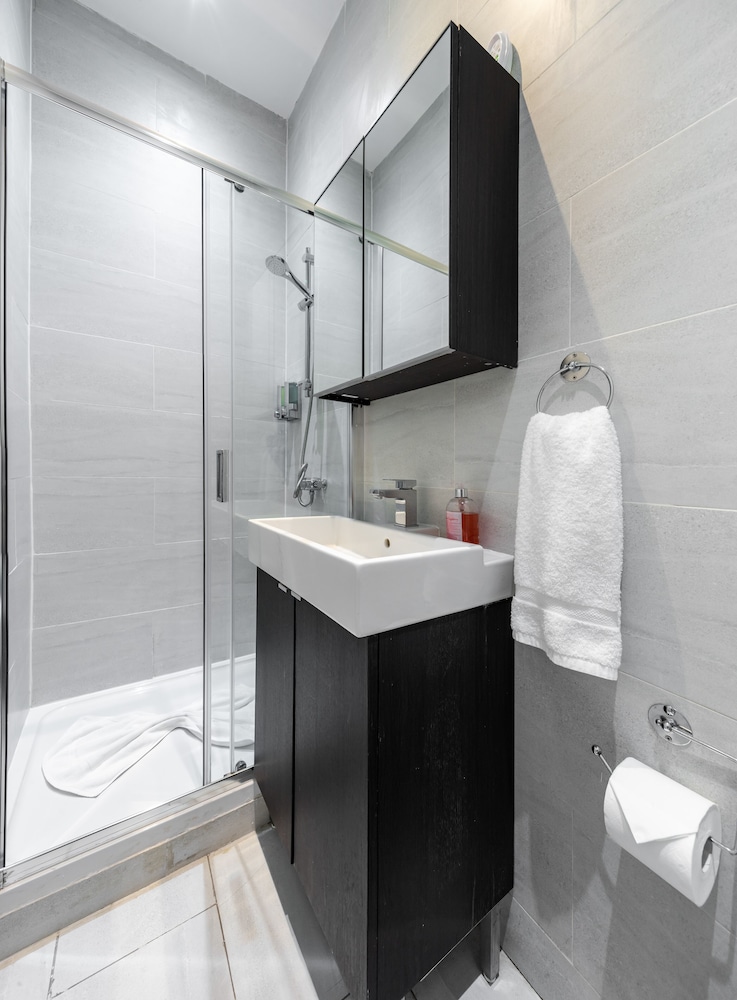 Habitación cuádruple Confort, baño privado del hotel Vilenza. Foto 20