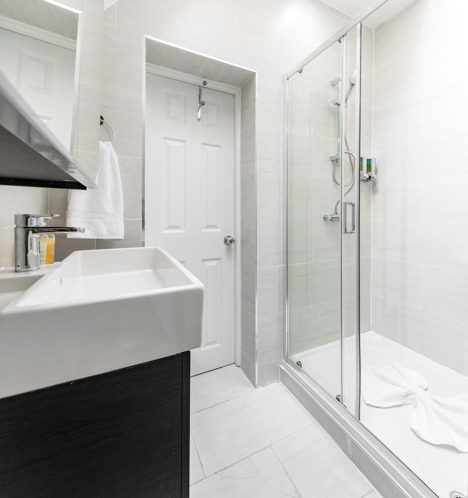 Habitación cuádruple Confort, baño privado del hotel Vilenza. Foto 31