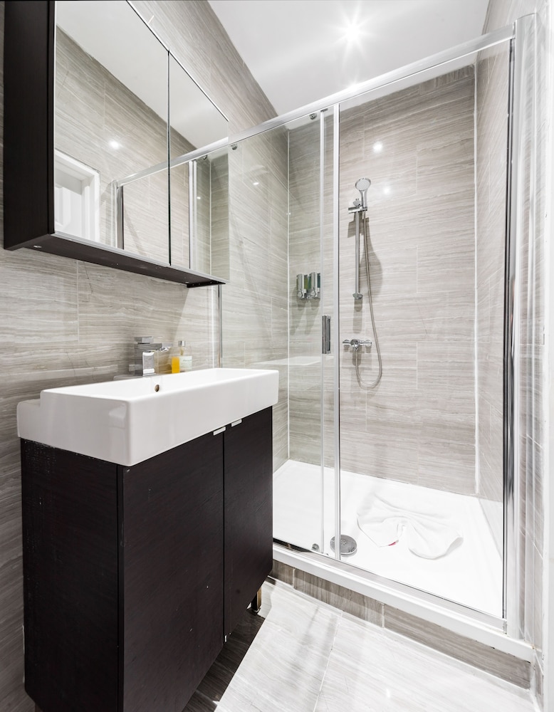 Habitación cuádruple Confort, baño privado del hotel Vilenza. Foto 32
