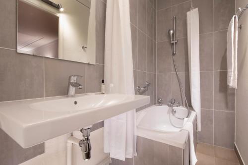 Habitación Triple Superior del hotel Saint-Roch. Foto 1