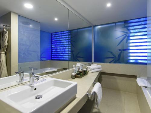 Habitación Doble Superior con vistas al jardín y vistas parciales al mar del hotel Rixos Premium Dubrovnik
