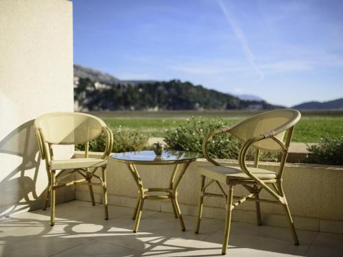 Habitación Doble Superior con vistas al jardín y vistas parciales al mar del hotel Rixos Premium Dubrovnik