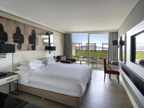 Habitación Doble Superior con vistas al jardín y vistas parciales al mar del hotel Rixos Premium Dubrovnik. Foto 1