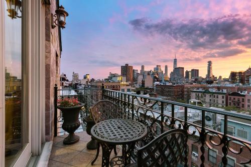 Alojamiento Quintessential con cama extragrande y balcón del hotel Blue Moon