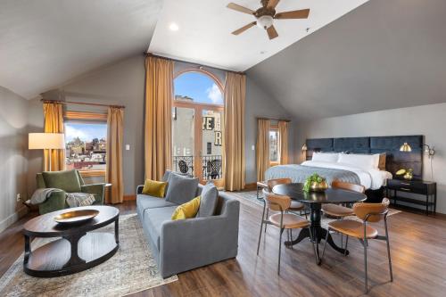 Alojamiento Quintessential con cama extragrande y balcón del hotel Blue Moon. Foto 6