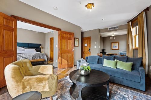 Suite con cama grande y balcón del hotel Blue Moon. Foto 1