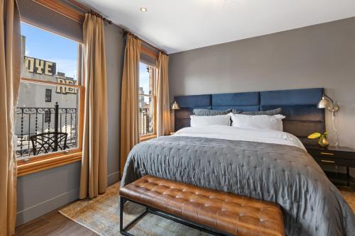 Suite con cama grande y balcón del hotel Blue Moon. Foto 2