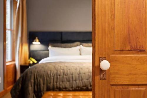 Suite con cama grande y balcón del hotel Blue Moon. Foto 4