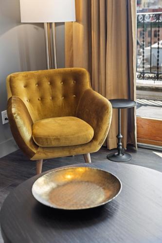 Suite con cama grande y balcón del hotel Blue Moon. Foto 5